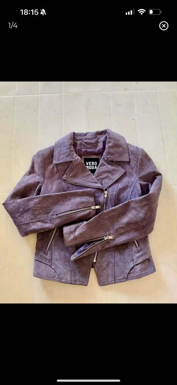 Campera biker de gamuza violeta de la marca Vero Moda. Posee cierre asimétrico y detalles de diseño.