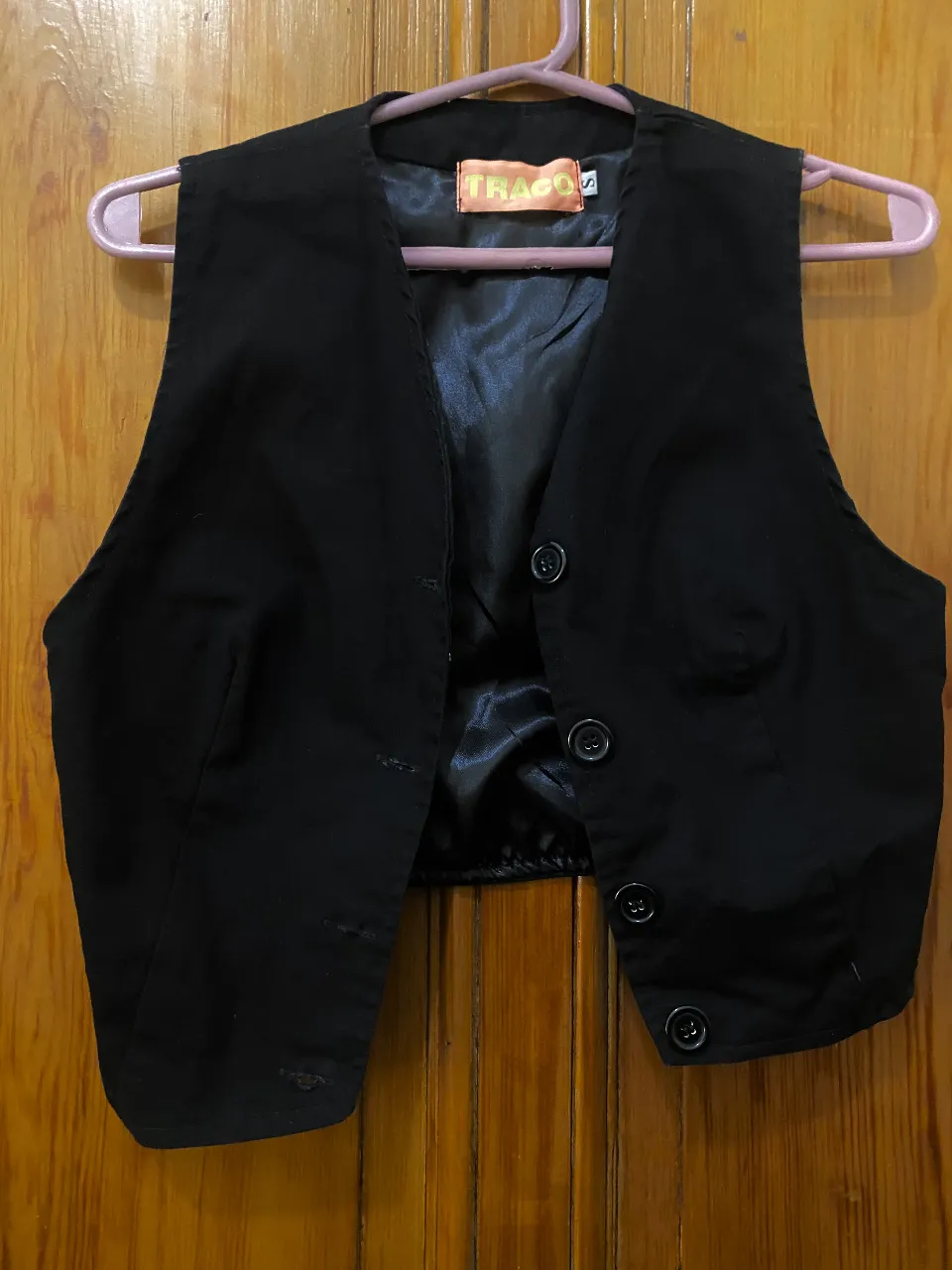 Chaleco sastrero negro, con botones y forro interior. Ideal para looks formales o casuales.marca TRACO TALLE S