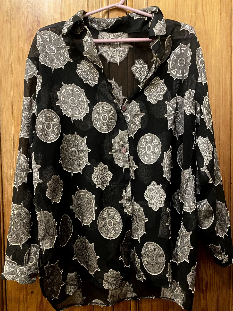 camisa de mujer con estampado, de gasa , semi transparente. Manga larga y corte holgado, ideal para un look casual y con estilo. talle S o 1 puede ceder un talle M.
