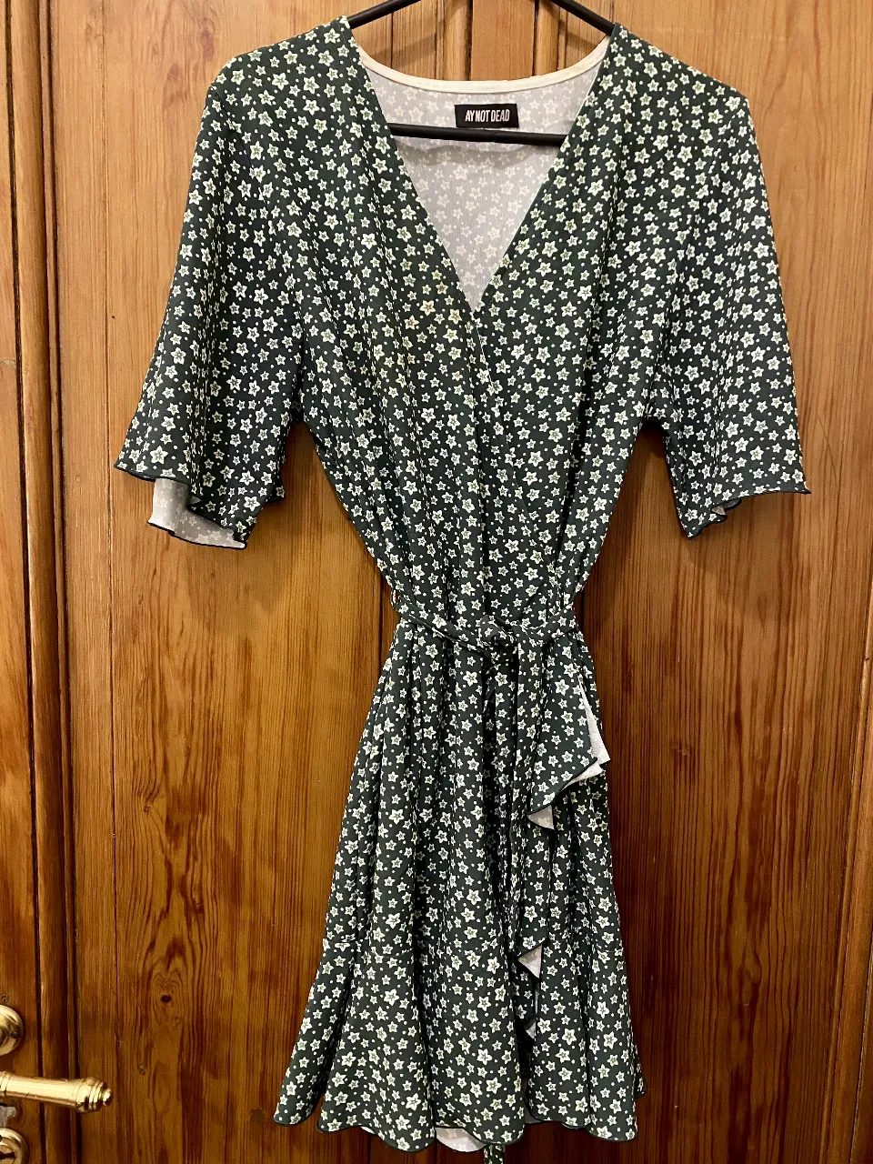 Vestido color  verde oscuro con estampado de flores blancas. Con mangas cortas y cinturón para ajustar la cintura. Marca AY NOT DEAD. Super fresco. tiene una mancha (que no intente sacarla con algun quitamancha, supongo que puede salir) talle S.