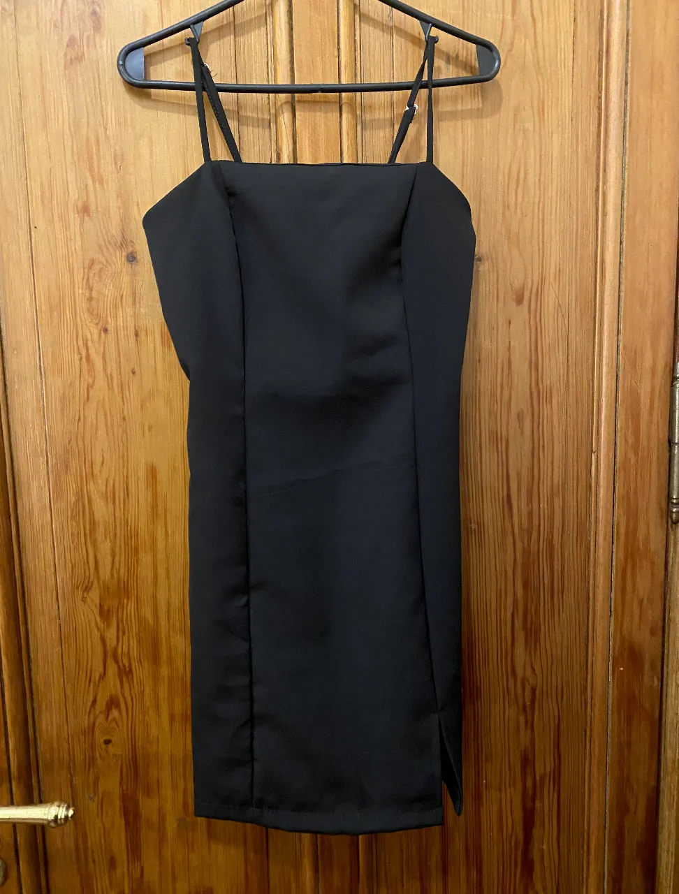 Vestido negro mini con tiras finas y corte recto. Ideal para una salida nocturna o evento formal. SIN USO. talle S/M