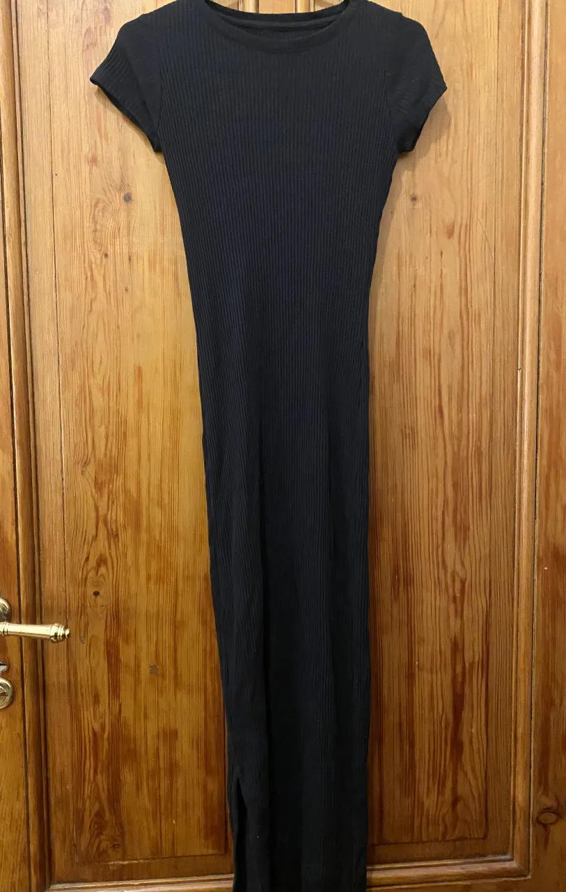 Vestido largo, con mangas cortas y cuello redondo. Al cuerpo,bien ajustado con un tajo al final de la prenda. marca AY NOT DEAD. Ideal para un look elegante y versátil.