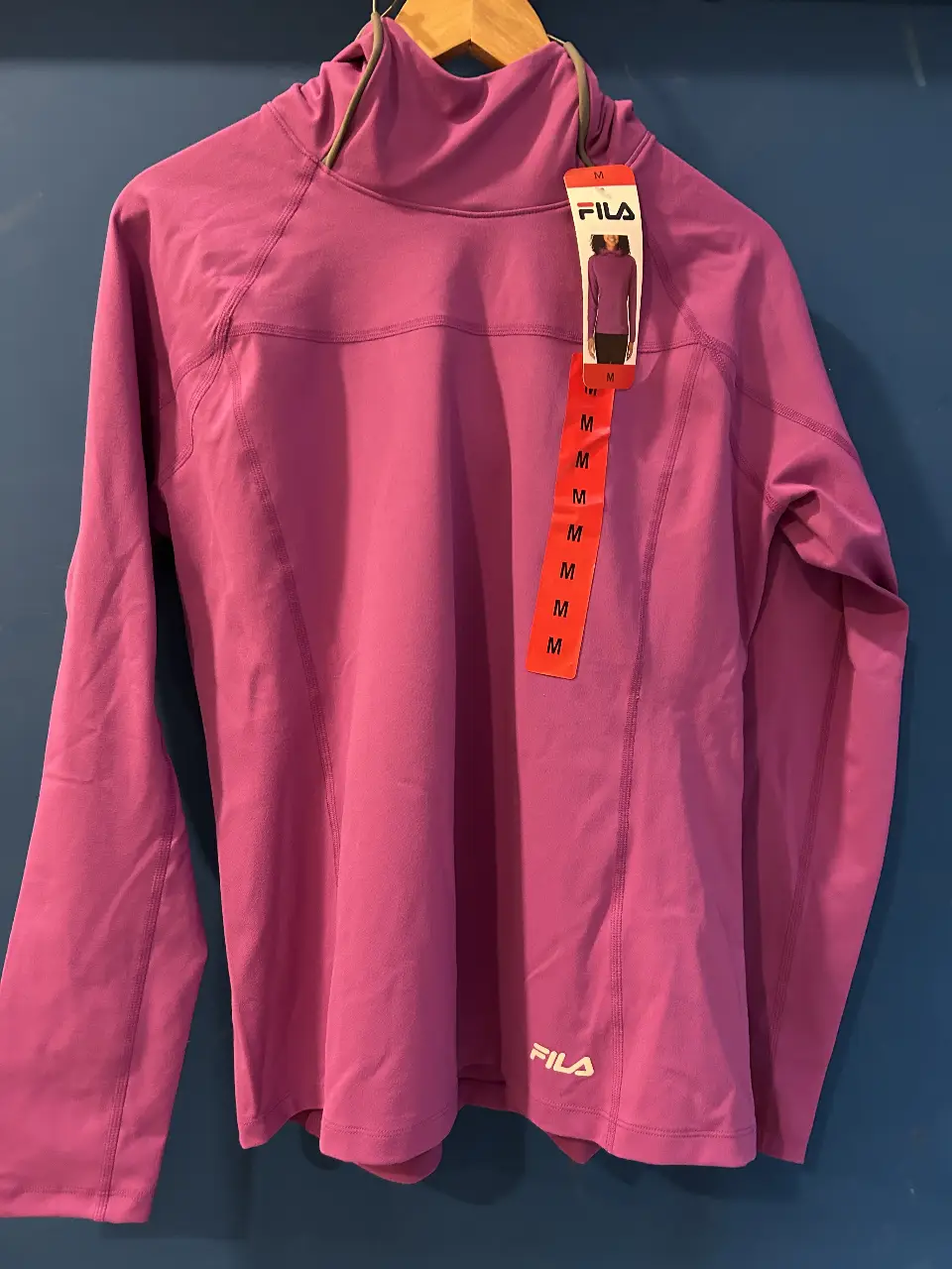 Buzo deportivo Fila para mujer, color violeta. Con cuello alto y capucha.Ideal para actividades deportivas y uso casual.