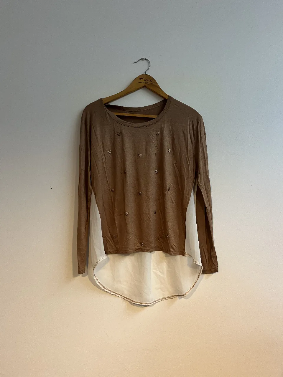 Remera manga larga con dijes 