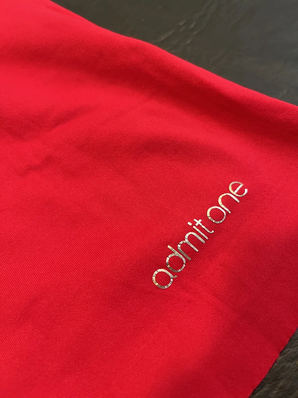 Remera Admit One - Vista 3