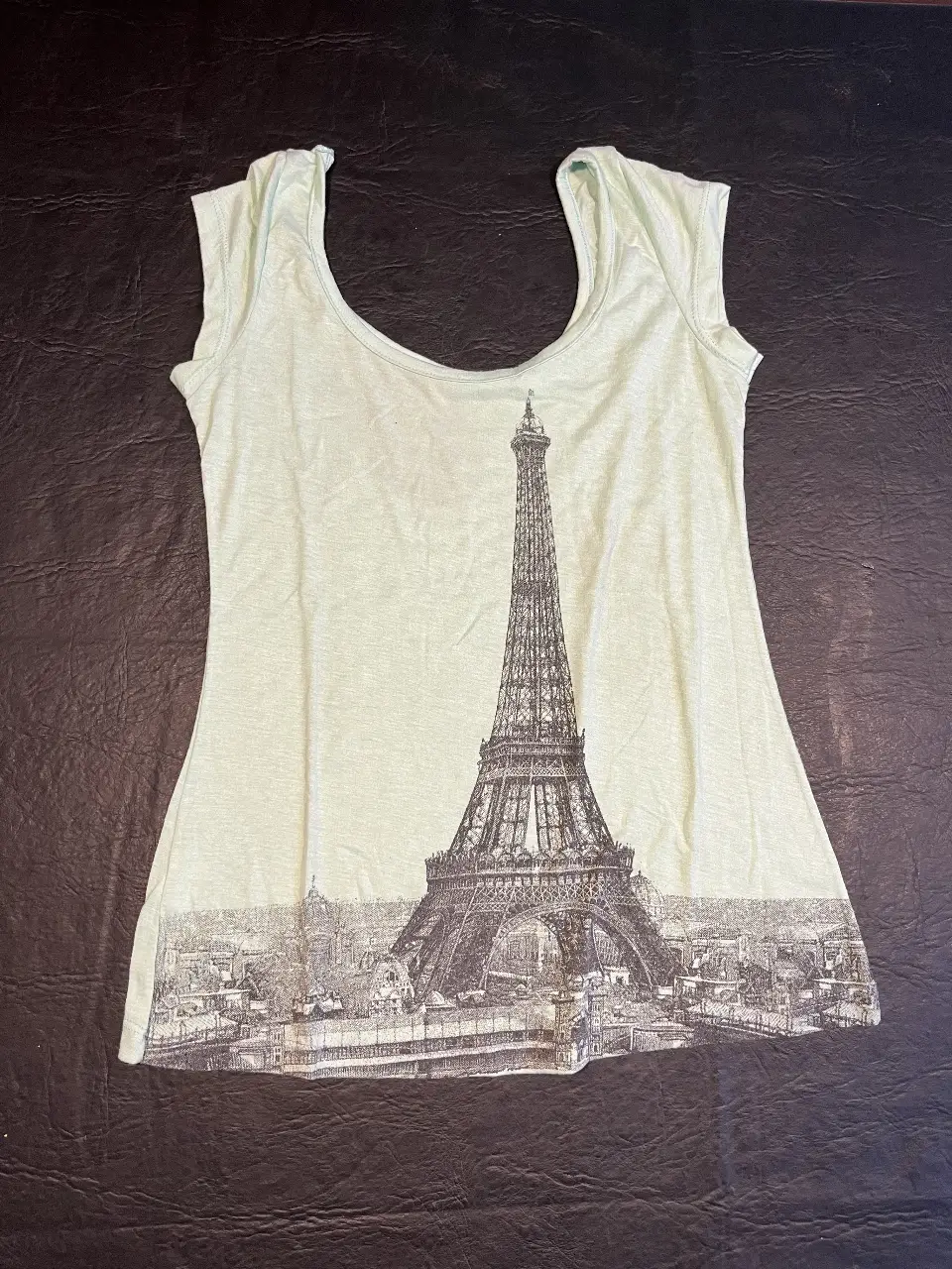 Musculosa de mujer con estampado de la Torre Eiffel en color celeste claro. Ideal para un look casual y fresco.
