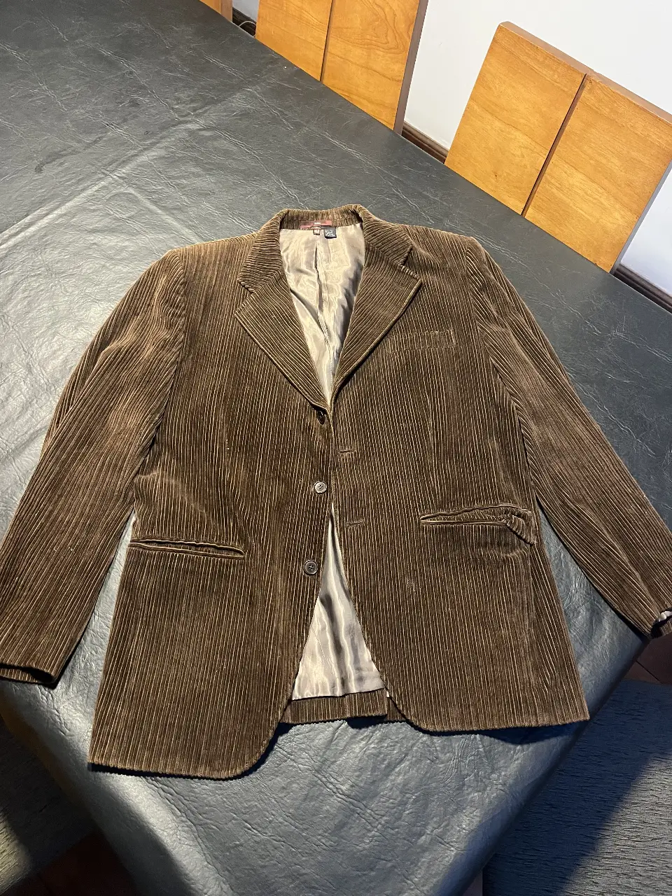 Blazer de corderoy marrón de Zara. 