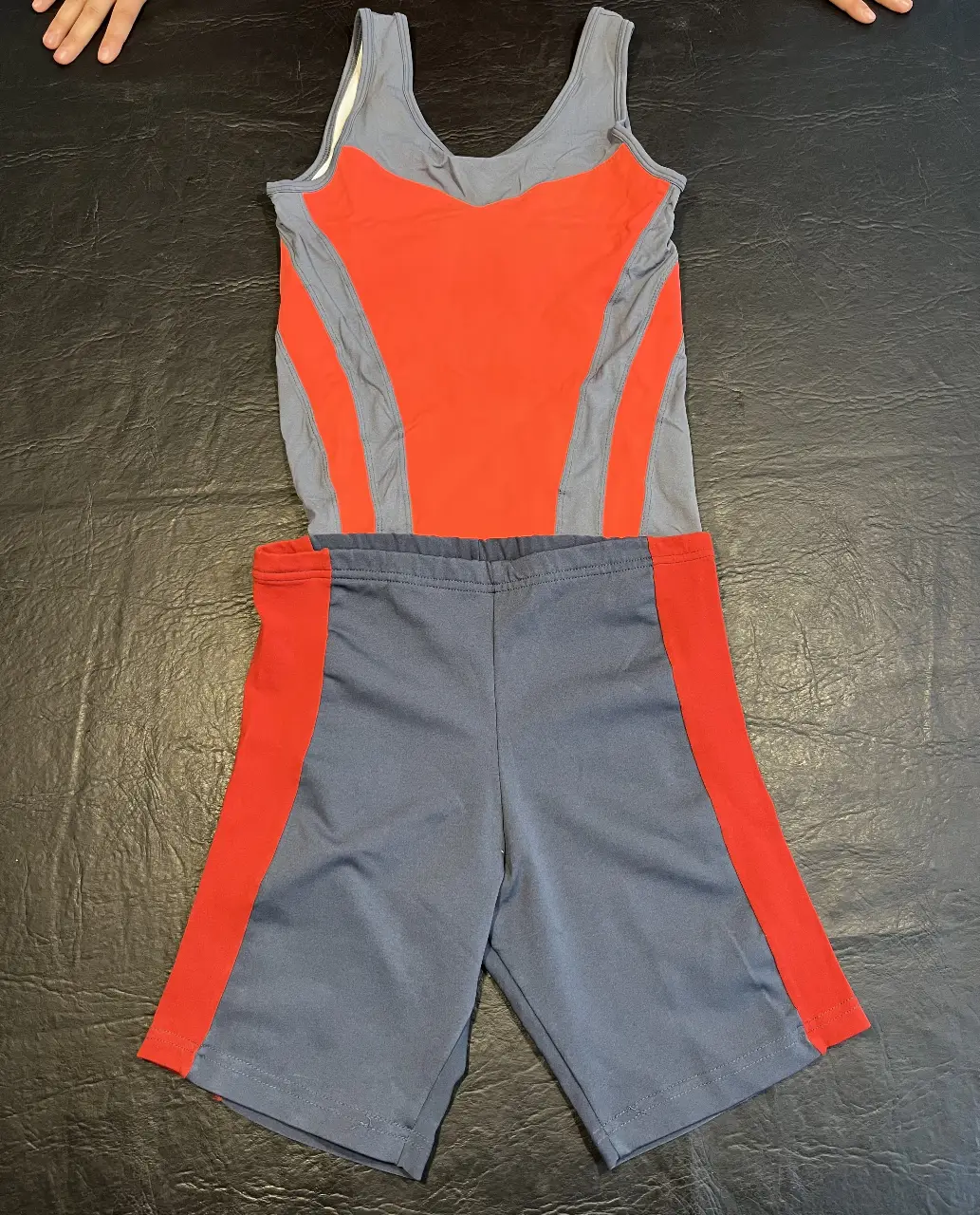 Conjunto deportivo gris y rojo