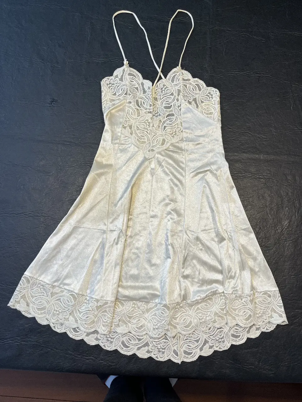 Vestido mini de satén blanco
