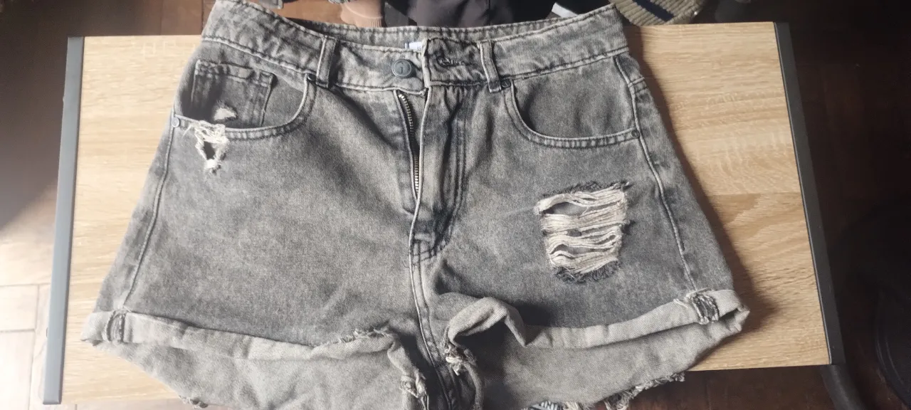 Shorts de jean grises con roturas y dobladillo. ¡Un básico canchero para tu día a día!
