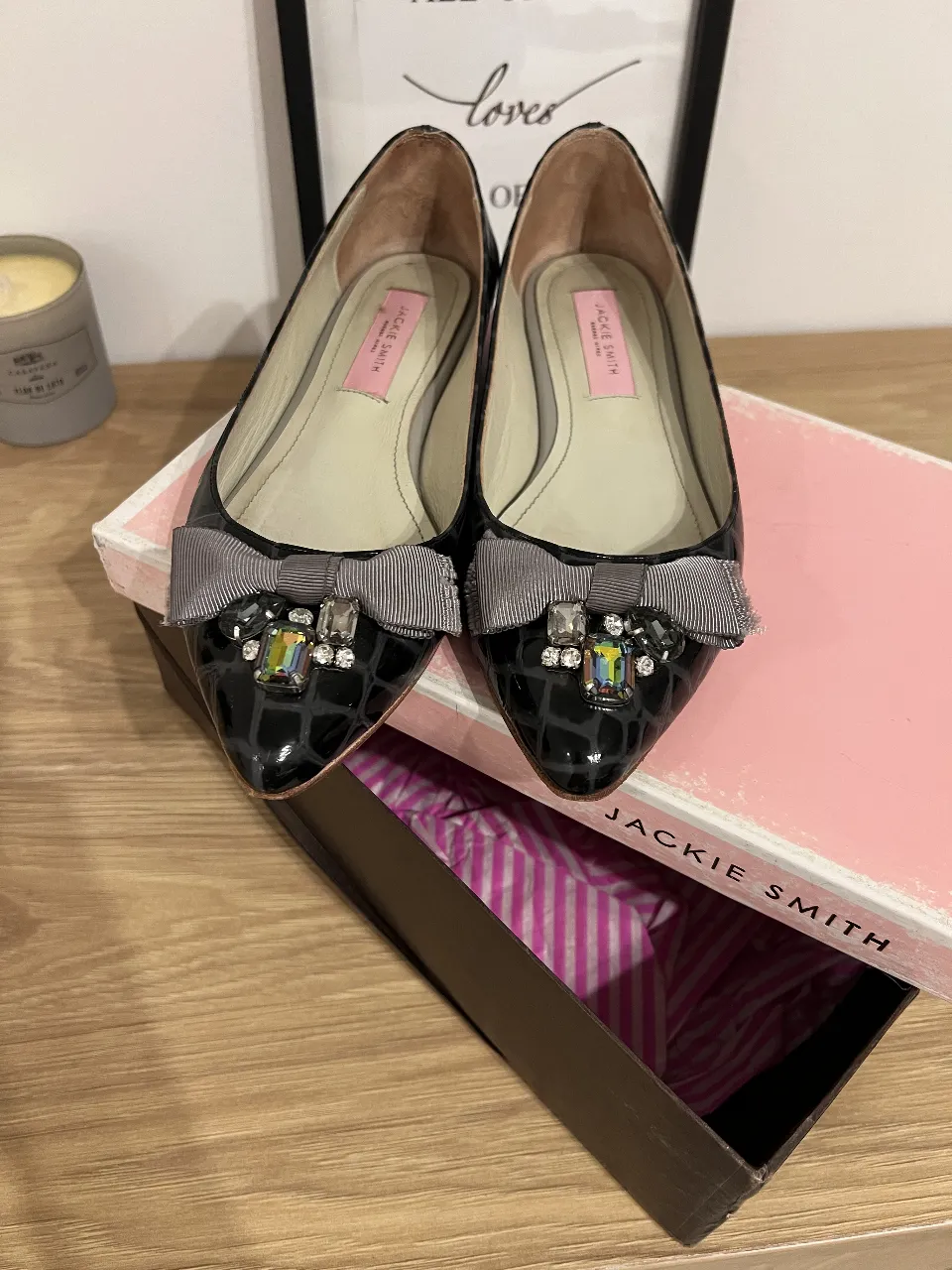 Ballerinas Jackie Smith negras con moño gris y apliques. Talle 37.