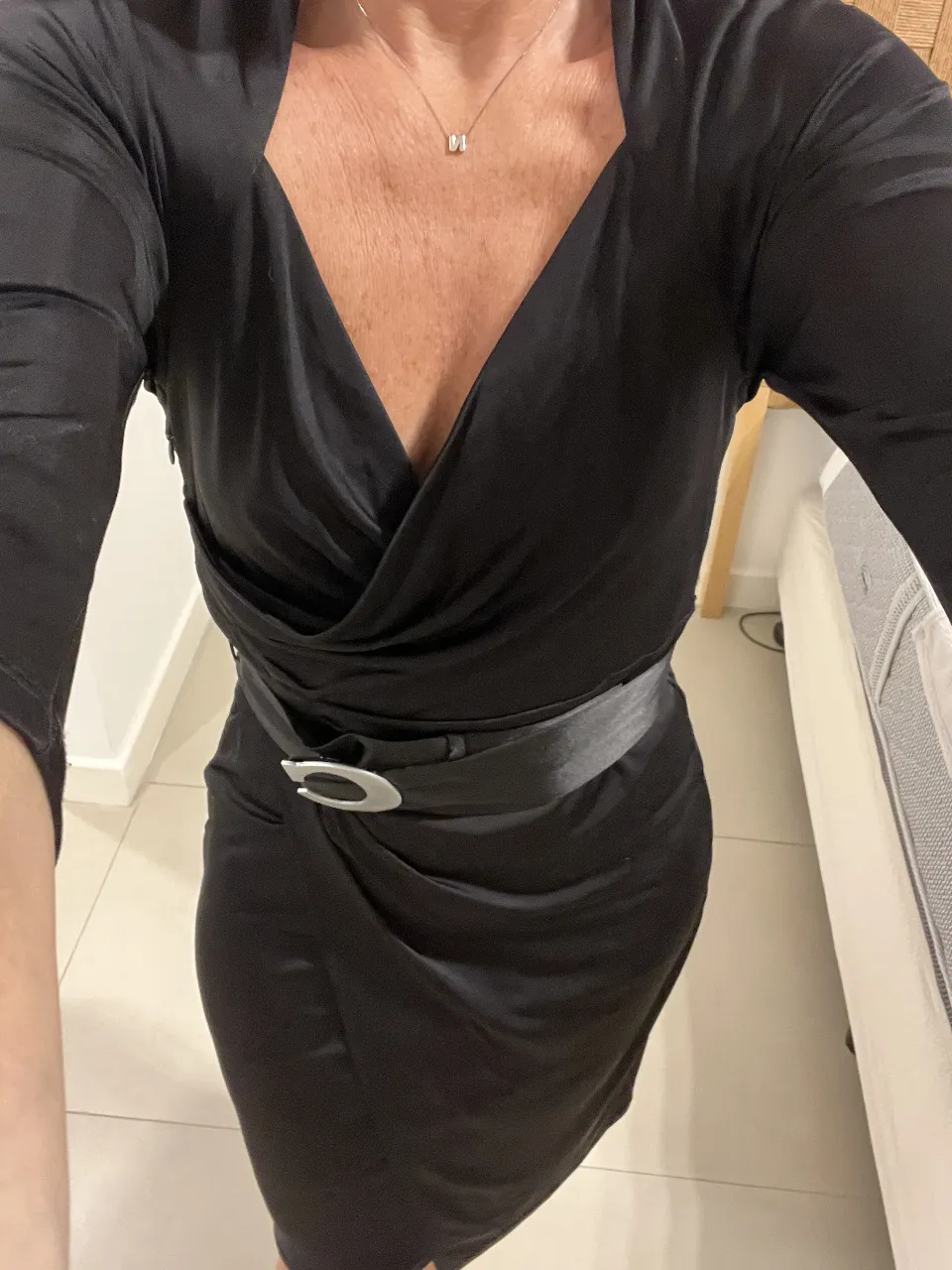 Vestido midi negro con diseño cruzado y cinturón a juego. Ideal para eventos formales o salidas nocturnas. Un clásico atemporal que estiliza la figura.