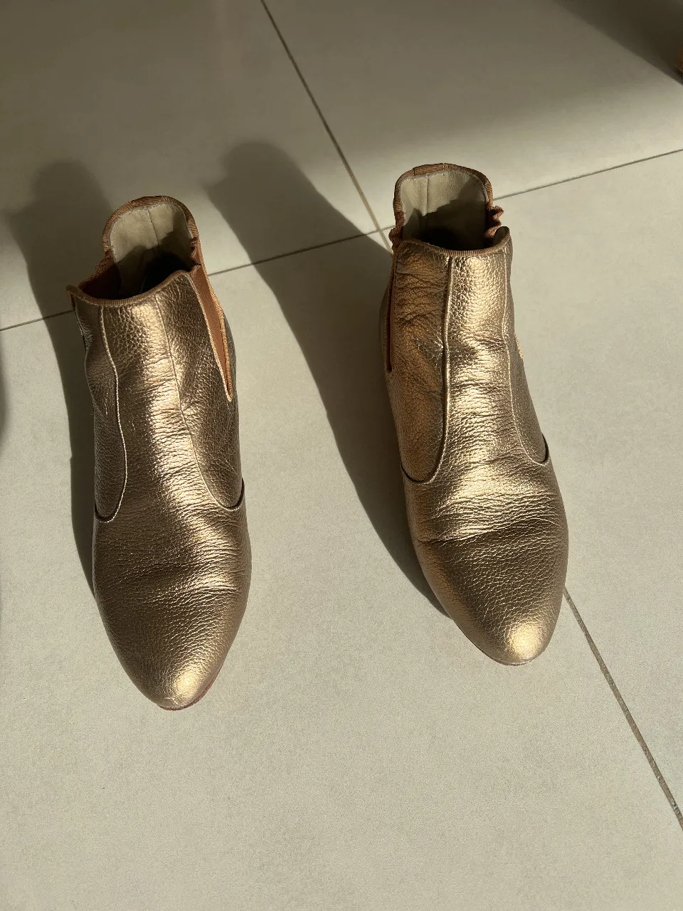 Botitas de caña al tobillo artesanales, hechas a mano, color dorado peltre, de cuero natural, con detalle elástico en el lateral. Talle 7. Marca Lis Rivolta.