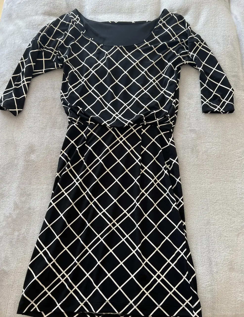Vestido midi con estampado geométrico en blanco y negro. Diseño con mangas 3/4 y cintura entallada, ideal para un look elegante y versátil. Marca Banana Republic pero no tiene la etiqueta. 