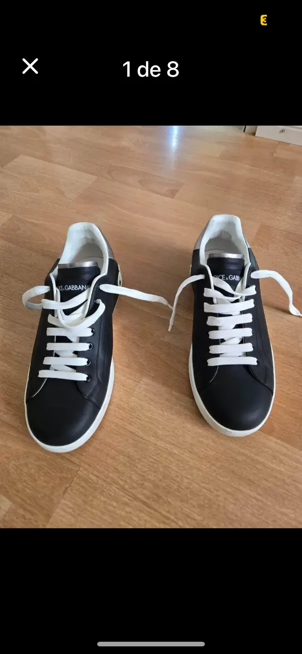Zapatillas Dolce & Gabbana negras con detalles en blanco y plateado. Diseño clásico y elegante, ideales para un look casual. Tienen un solo uso. están impecables. 