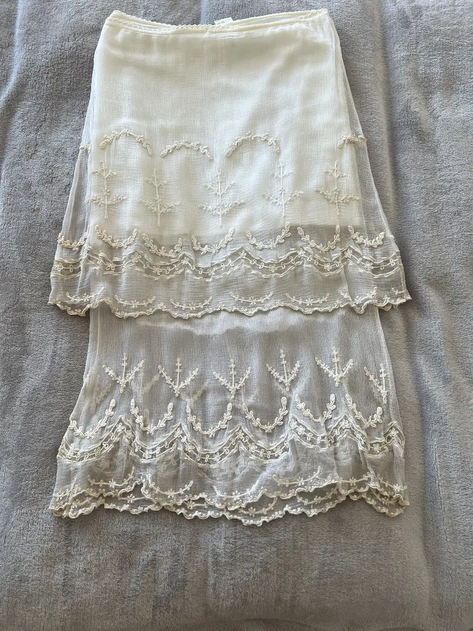 Pollera larga de encaje de seda color natural, con detalles bordados en degrade  blanco y natiral.  Ideal para un look bohemio y romántico. Marca Sathia. Talle38.