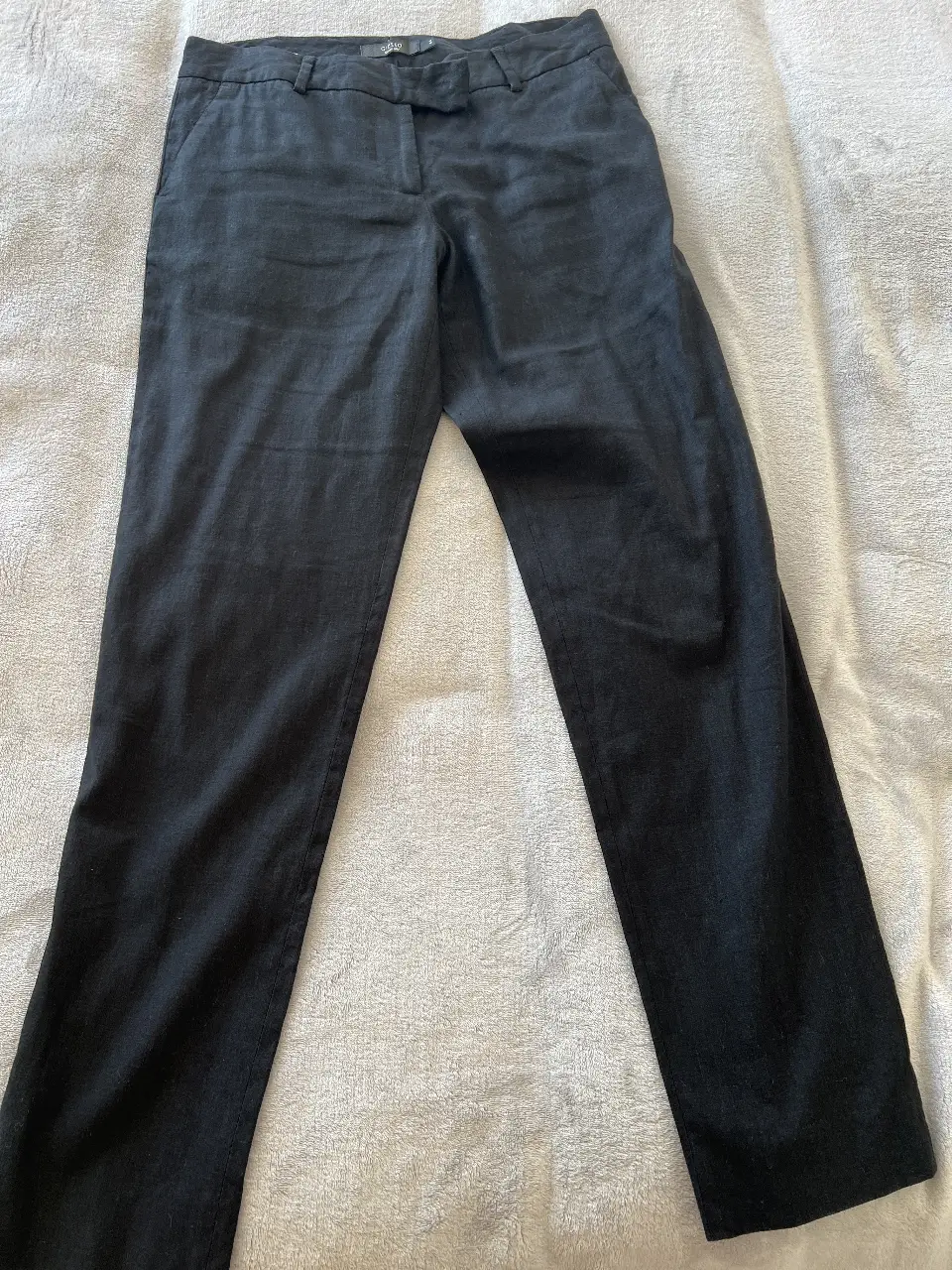 Pantalón sastrero negro de mujer, talle 38. Confeccionado en una mezcla de lino y viscosa, ideal para un look elegante y fresco.