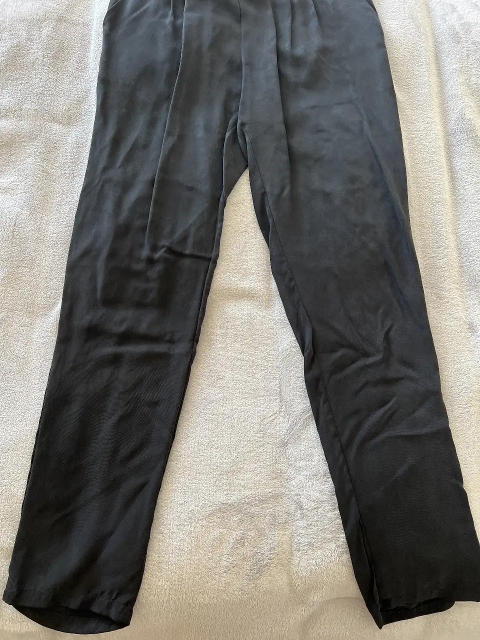 Pantalón sastrero negro de la marca Giesso, talle 2. Ideal para un look elegante y versátil.