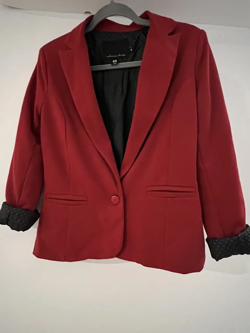 Blazer rojo de mujer, con mangas 3/4 y detalles en negro en los puños. Talle 42, ideal para un look formal o de trabajo.