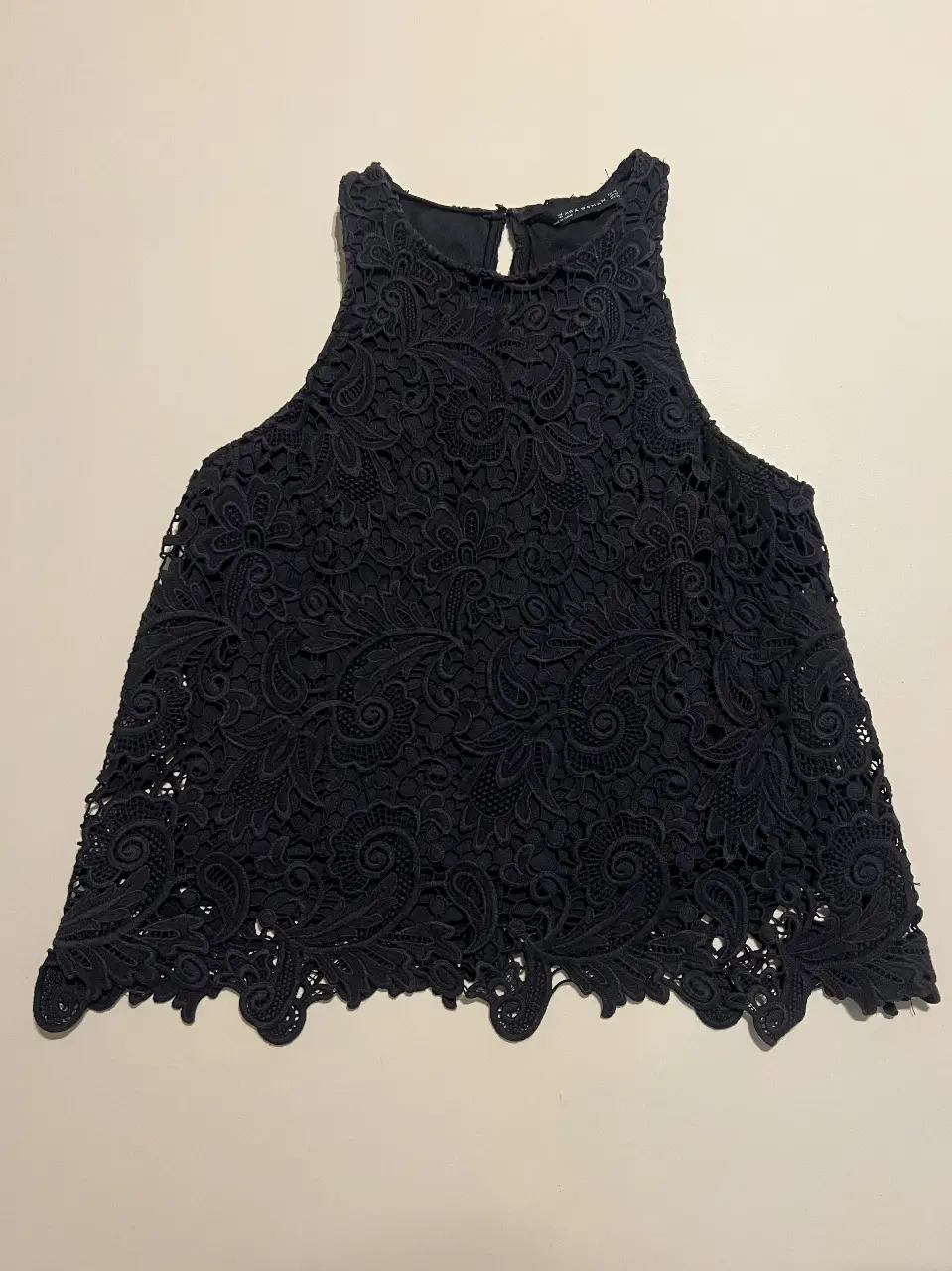 Top de encaje negro de Zara Woman, ideal para una salida o fiesta. Talle XS.
