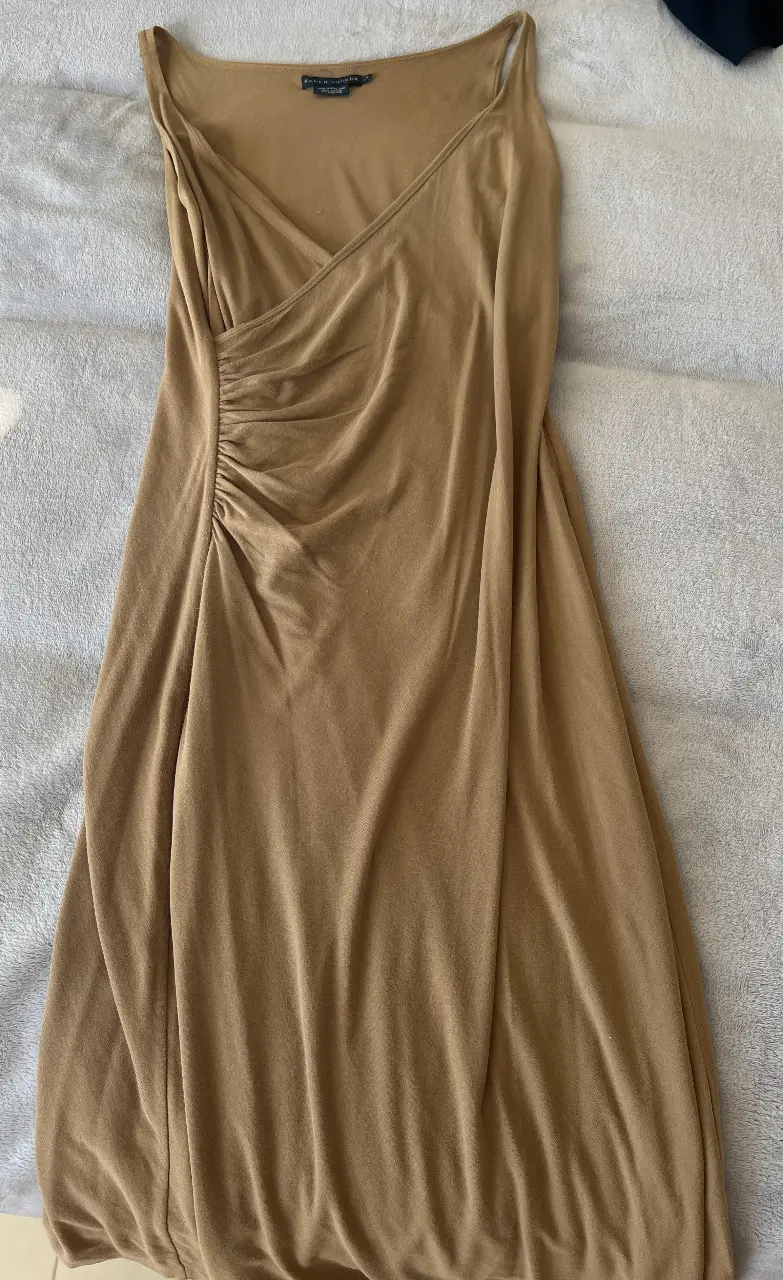 Vestido midi de mujer, color marrón, con escote en V y detalle fruncido en la cintura. Ideal para un look elegante y cómodo.