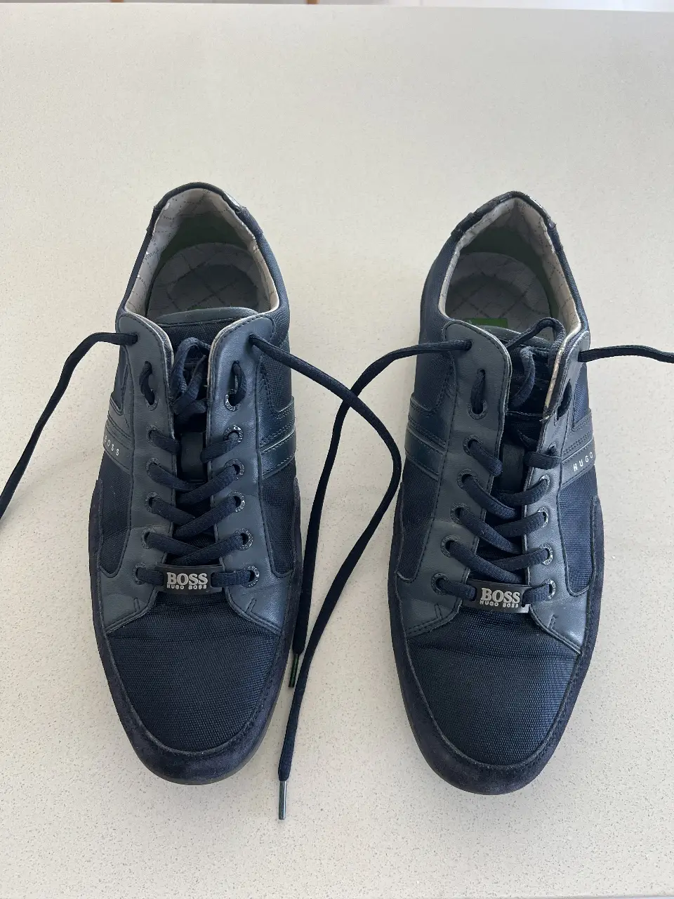 Zapatillas Hugo Boss de cuero azul marino, con detalles en tela y suela de goma. Ideales para un look casual y moderno.