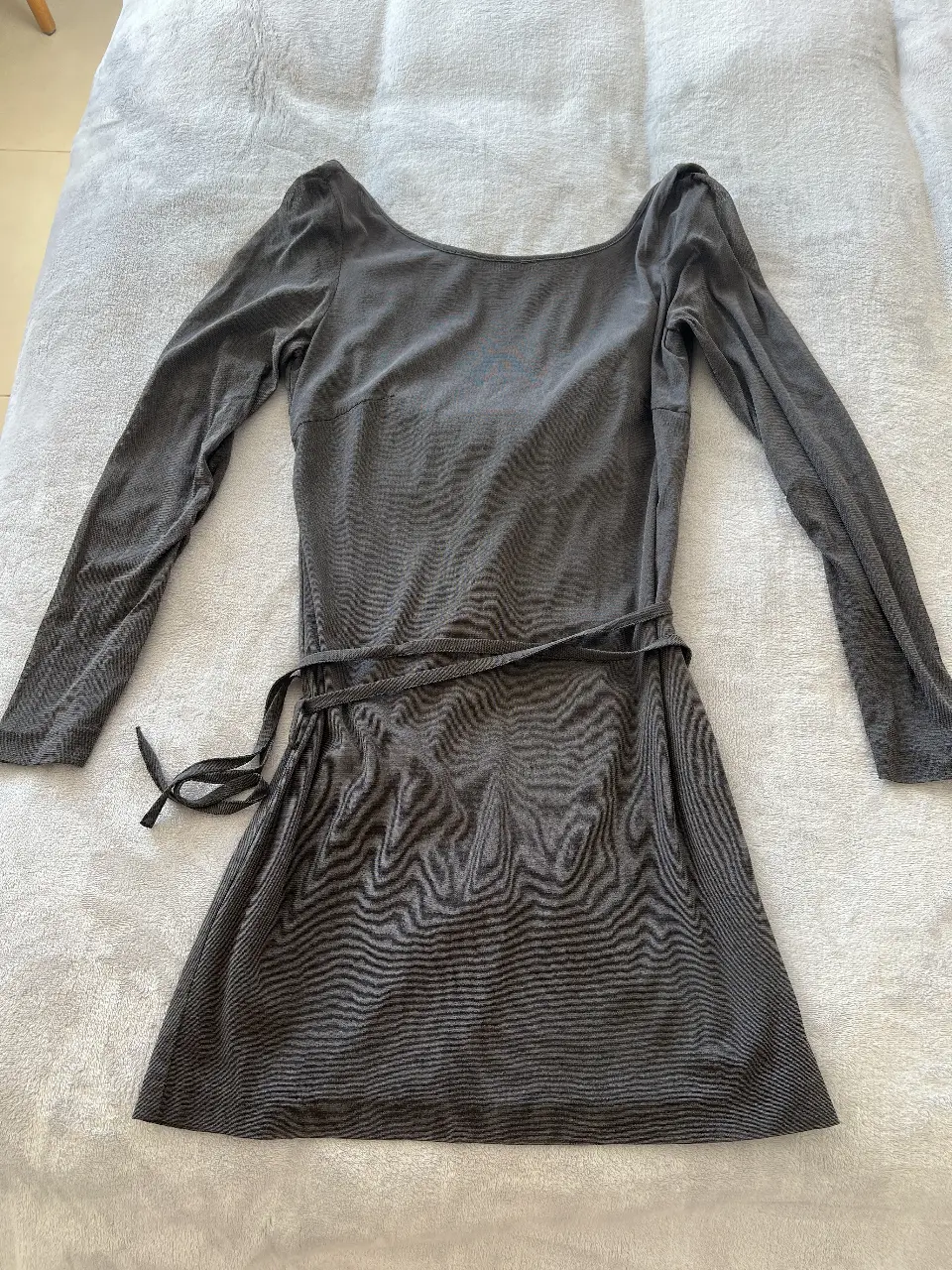 Vestido midi gris de Zara Basic, con mangas largas y cinturón para ajustar la cintura. Ideal para un look elegante y versátil.