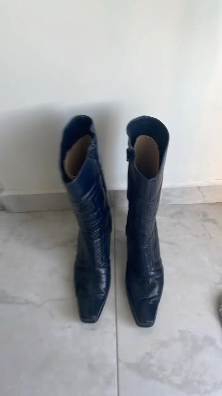 Botas de caña alta de cuero azul, con cierre lateral y taco cuadrado. Ideales para un look elegante y moderno. Talle 38,5.