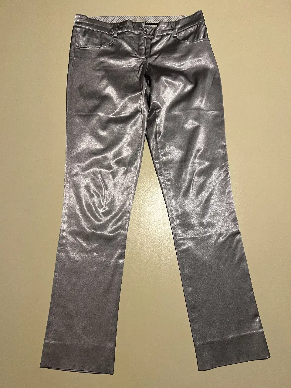 Pantalón sastrero de satén gris plateado, talle 2. Ideal para un look elegante y sofisticado.