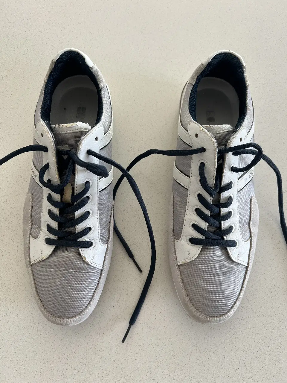 Zapatillas de calle de hombre, color gris y blanco, con cordones azules. Marca Hugo Boss. poco uso.