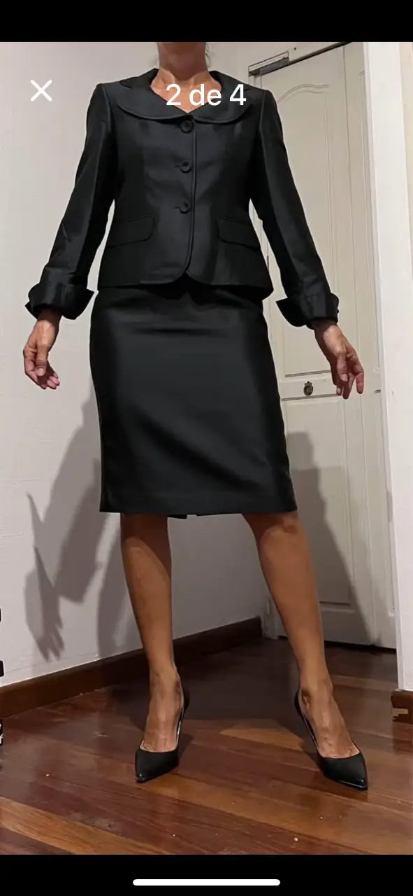 Elegante traje de dos piezas azul noche, ideal para eventos formales y de fiesta. Incluye un blazer con solapas y falda a la rodilla con abertura trasera. Marca Alfredo Nipón, adquirido en EEUU. 