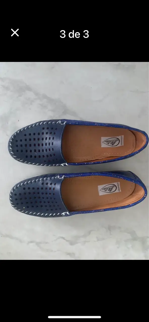 Mocasines de cuero con plantilla anatómica, azul marino para mujer, con detalles perforados y costuras blancas. Ideales para un look casual y cómodo. Marca Alita.