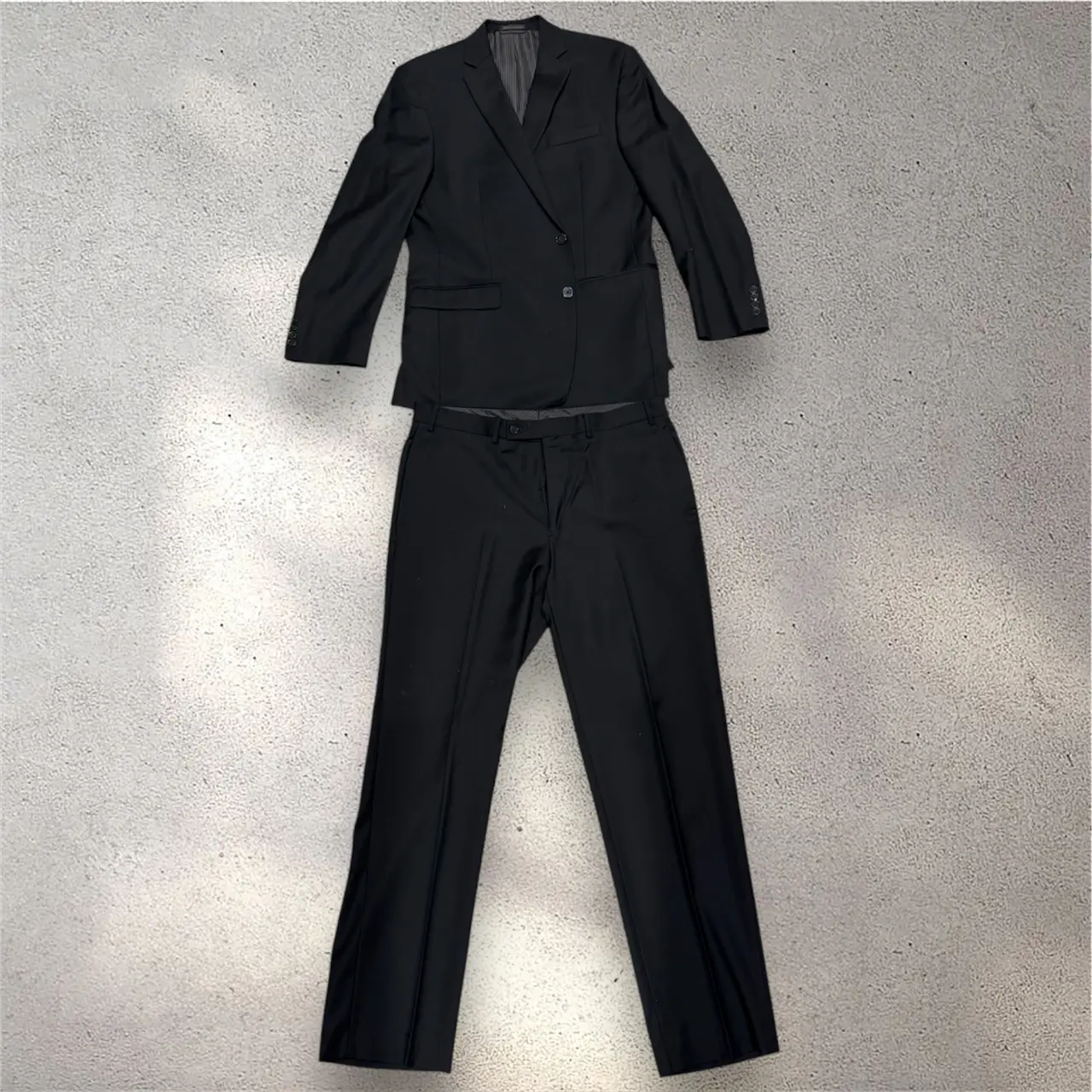 traje Calvin Klein 100% lana, slim fit, en color negro. Blazer talle L y pantalón talle 36W  x 32L.      aclaración: en la foto de la etiqueta del blazer se ve rayado pero por afuera es todo negro liso, por adentro está forrado.
