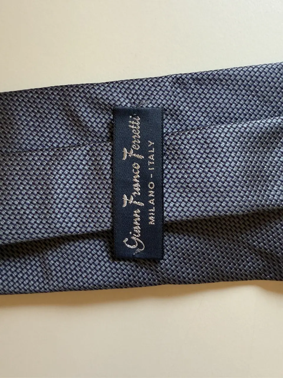Gianni Franco Ferretti – Milano, Italy. Corbata con diseño clásico y muy combinable. Ideal para entrevistas, trabajo o eventos formales.Tejido sintético de buena calidad con textura cruzada y acabado brillante. En excelente estado, lista para usar. Se entrega planchada