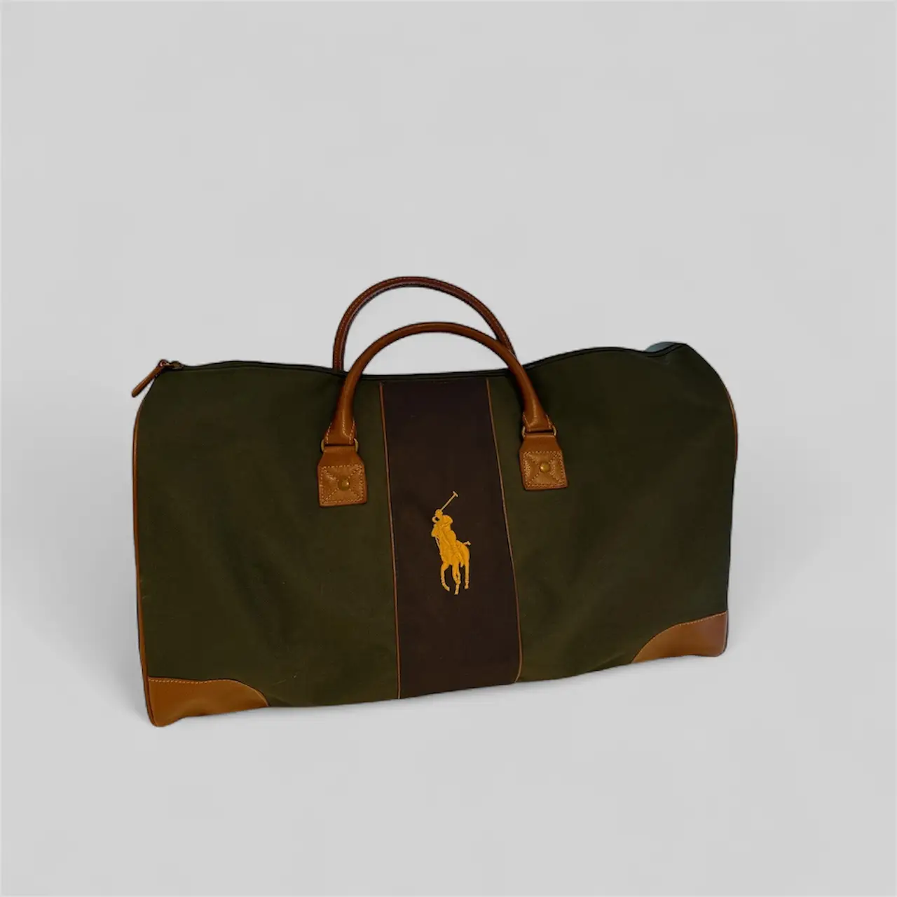 Bolso iconico de viaje Polo Ralph Lauren vintage, color verde oscuro con detalles en marrón y el logo icónico de la marca. Ideal para viajes y escapadas. Grande, nuevo sin uso y en excelentes condiciones. 