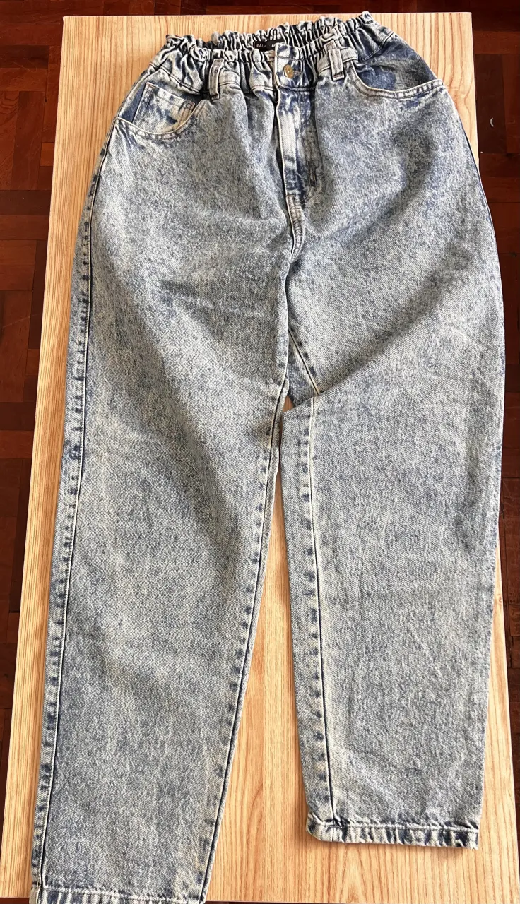 Jeans con cintura  con elástico fruncido y botón.
Talle 44