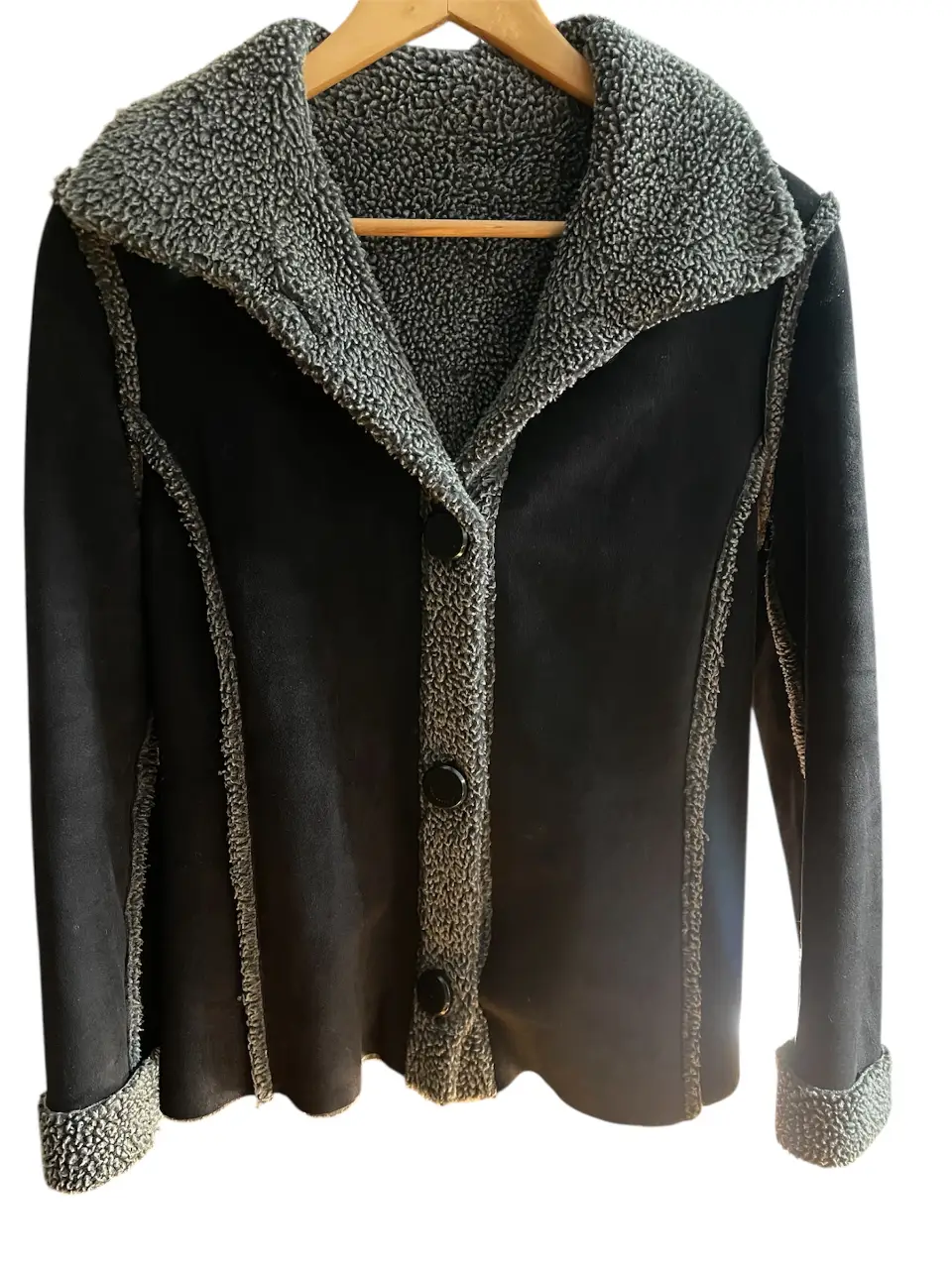 Campera de mujer negra de gamuza,  con detalles en gris, estilo biker. Ideal para el invierno muy abrigada! 