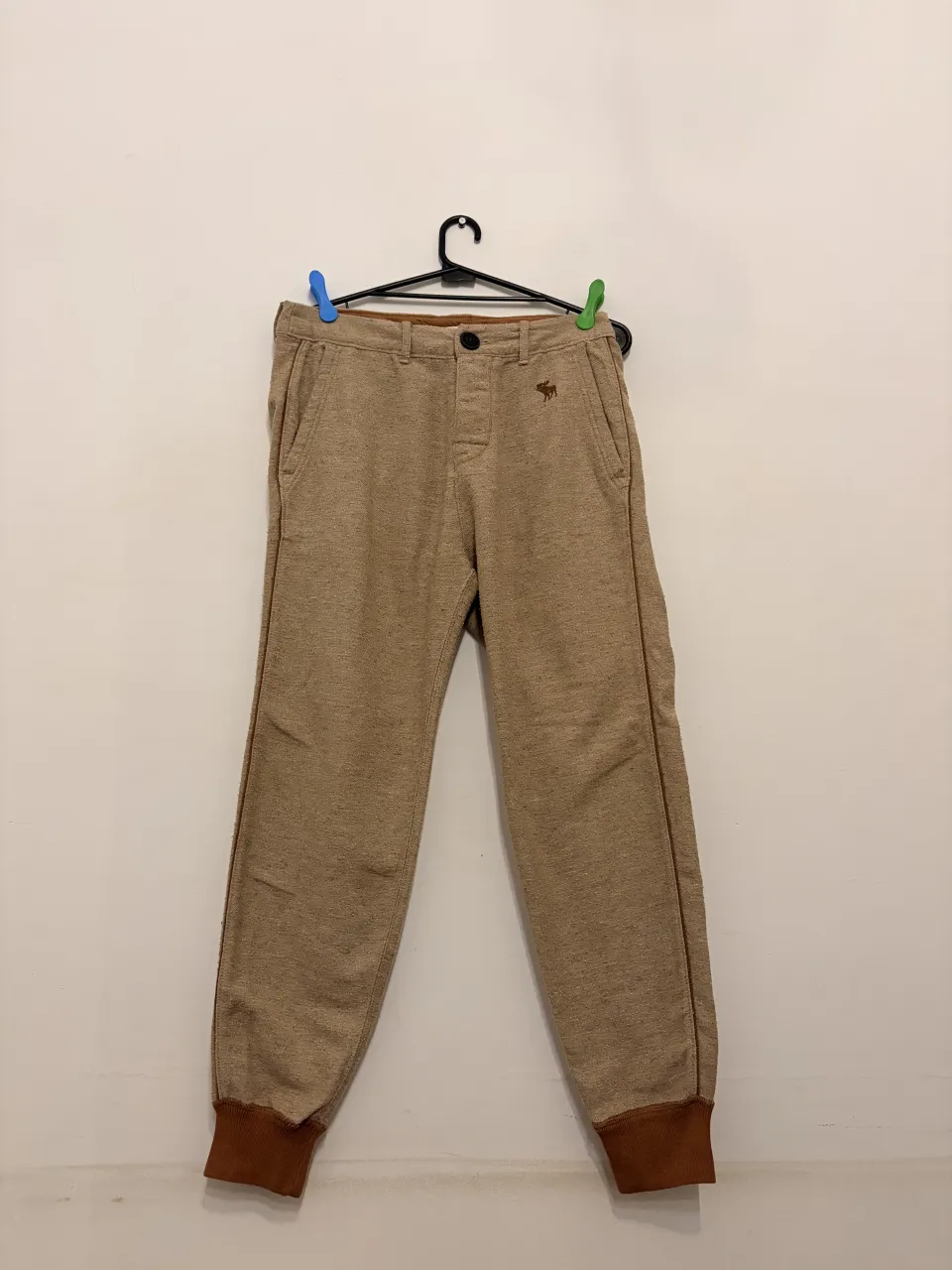 Pantalon Abercrombie de algodon color beige con puño en los tobillos. Ideal para un look comodo y casual.