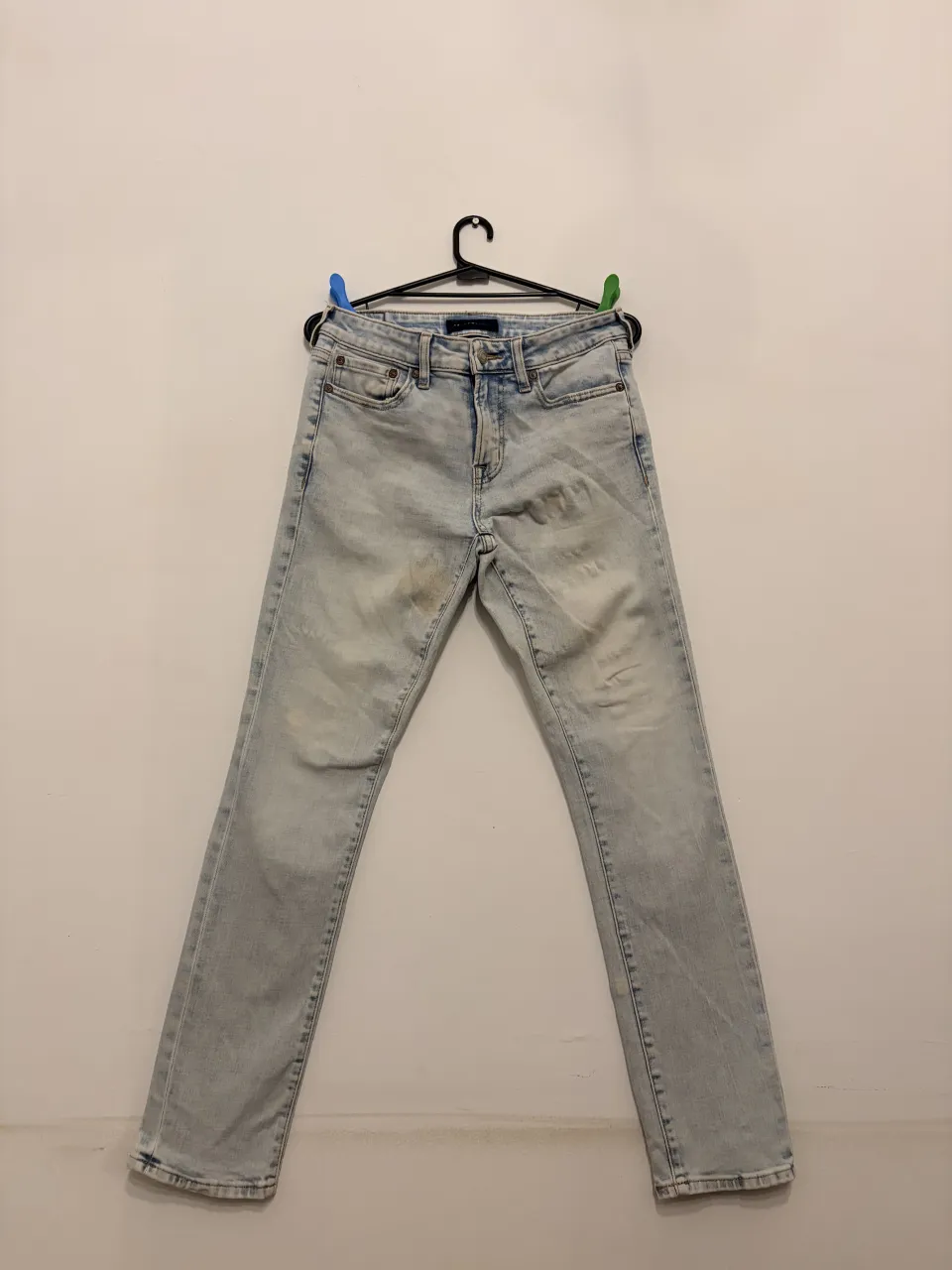 Jeans Aéropostale tiro alto, estilo skinny, color celeste desgastado. Perfectos para un look casual y moderno.