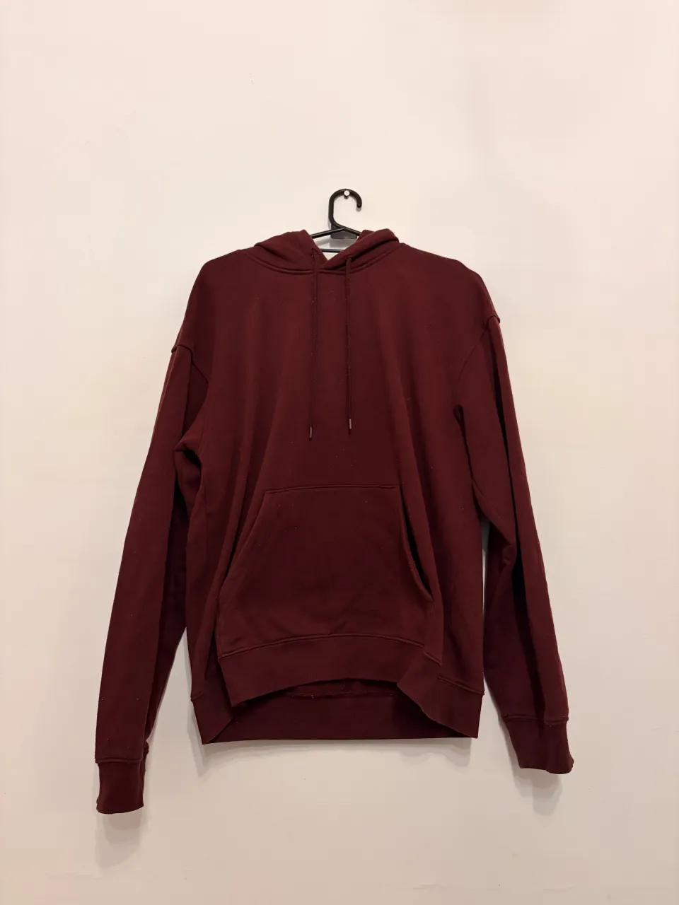 Buzo H&M talle XS de algodón color bordó con capucha y bolsillo canguro. Ideal para un look casual y cómodo.