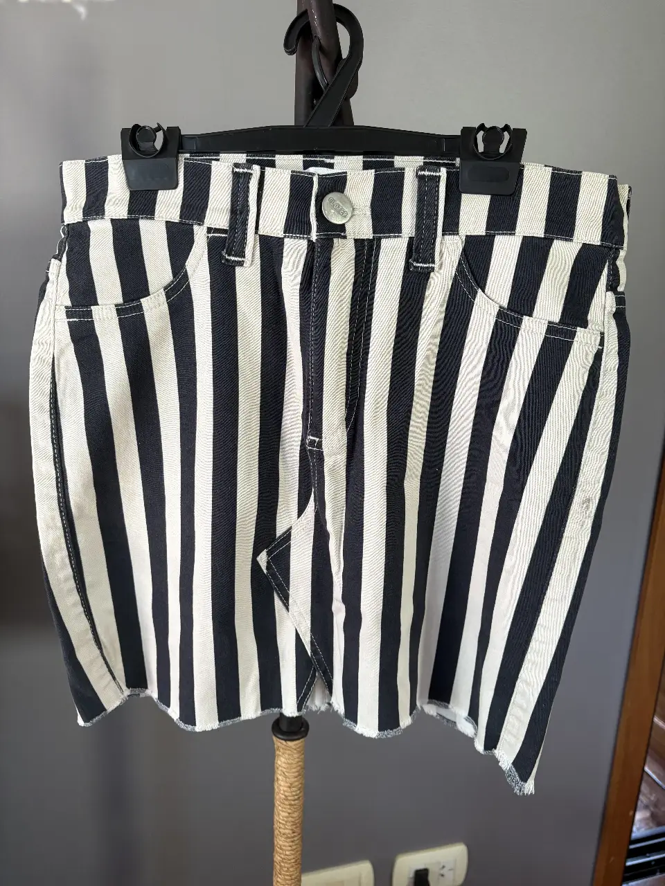 Minifalda a rayas verticales en blanco y negro. Marca Cloter