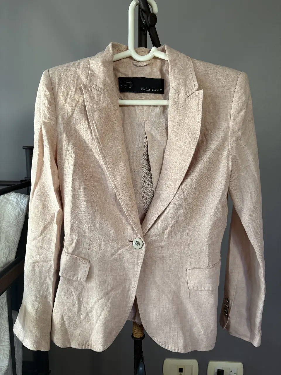 Blazer Zara Basic color rosa claro, de lino, con un botón y bolsillos delanteros. Ideal para un look elegante y moderno.