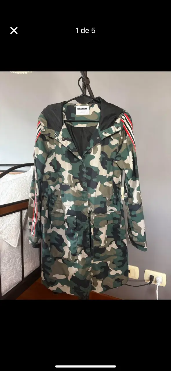 PILOTO/TRENCH estampado camuflado con capucha y detalles en rojo y blanco en las mangas. Marca europea. Ideal para un look urbano y canchero.