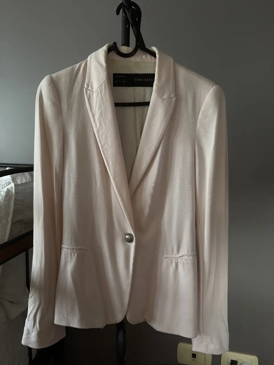Blazer de mujer Zara Basic, color rosa claro, con un solo botón y bolsillos delanteros. Ideal para un look elegante y sofisticado.