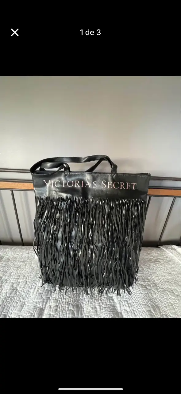 Bolso tote negro de Victoria's Secret con flecos. Ideal para llevar tus cosas con estilo.