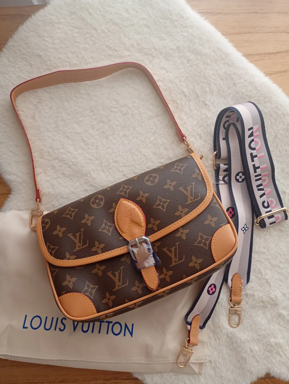 Bolso Louis Vuitton de cuero monograma, con detalles en cuero a tono y herrajes dorados. Incluye dos correas  ajustable y desmontable con logo de la marca. Ideal para el día a día o para un look más arreglado. trae código en su interior, viene con funda de guardado sin caja.