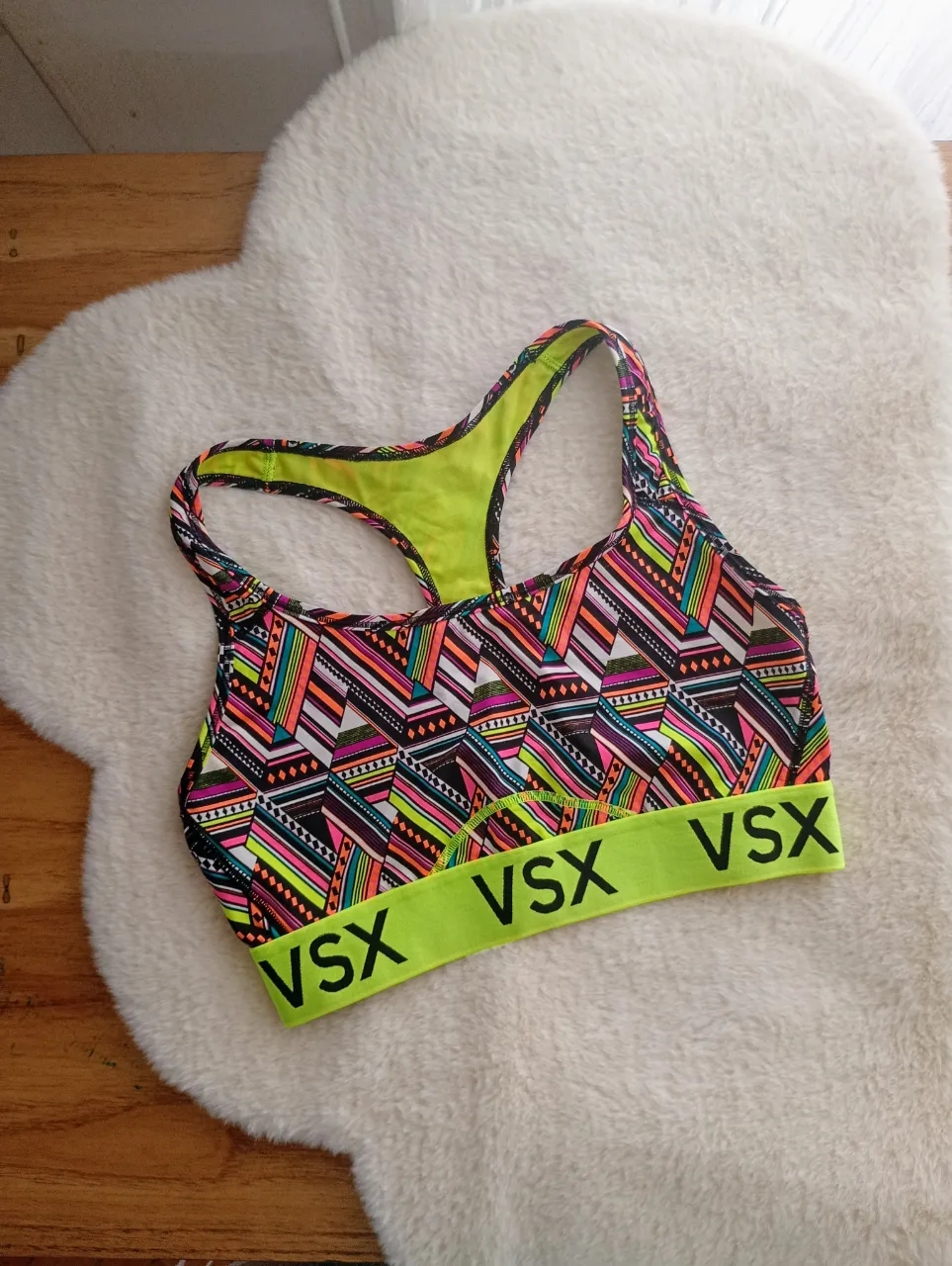 Top deportivo estampado con logo de la marca en la cintura. Ideal para entrenar o para un look casual y moderno.