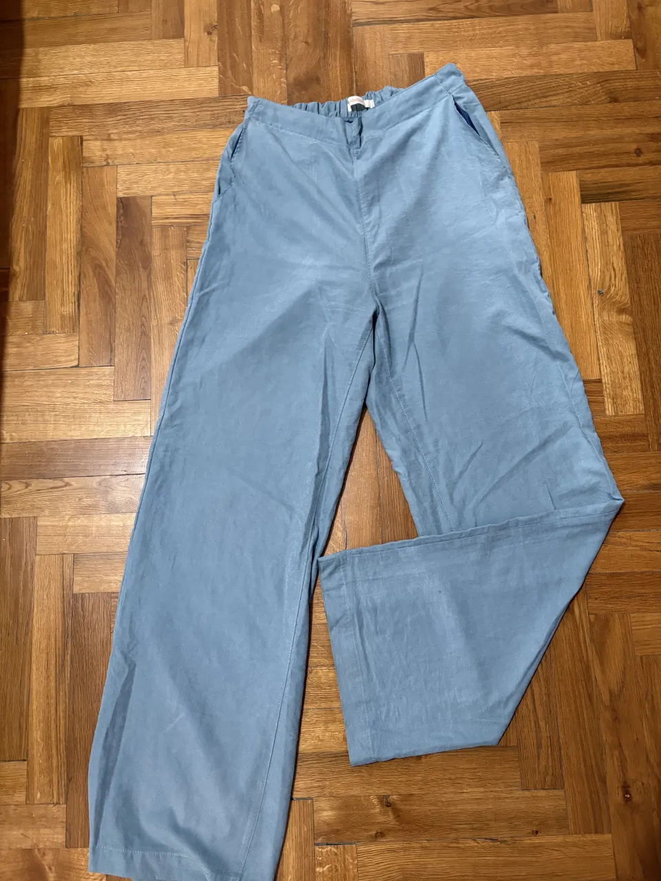 Pantalón ancho de color celeste. Posee bolsillos laterales y cintura elastizada.