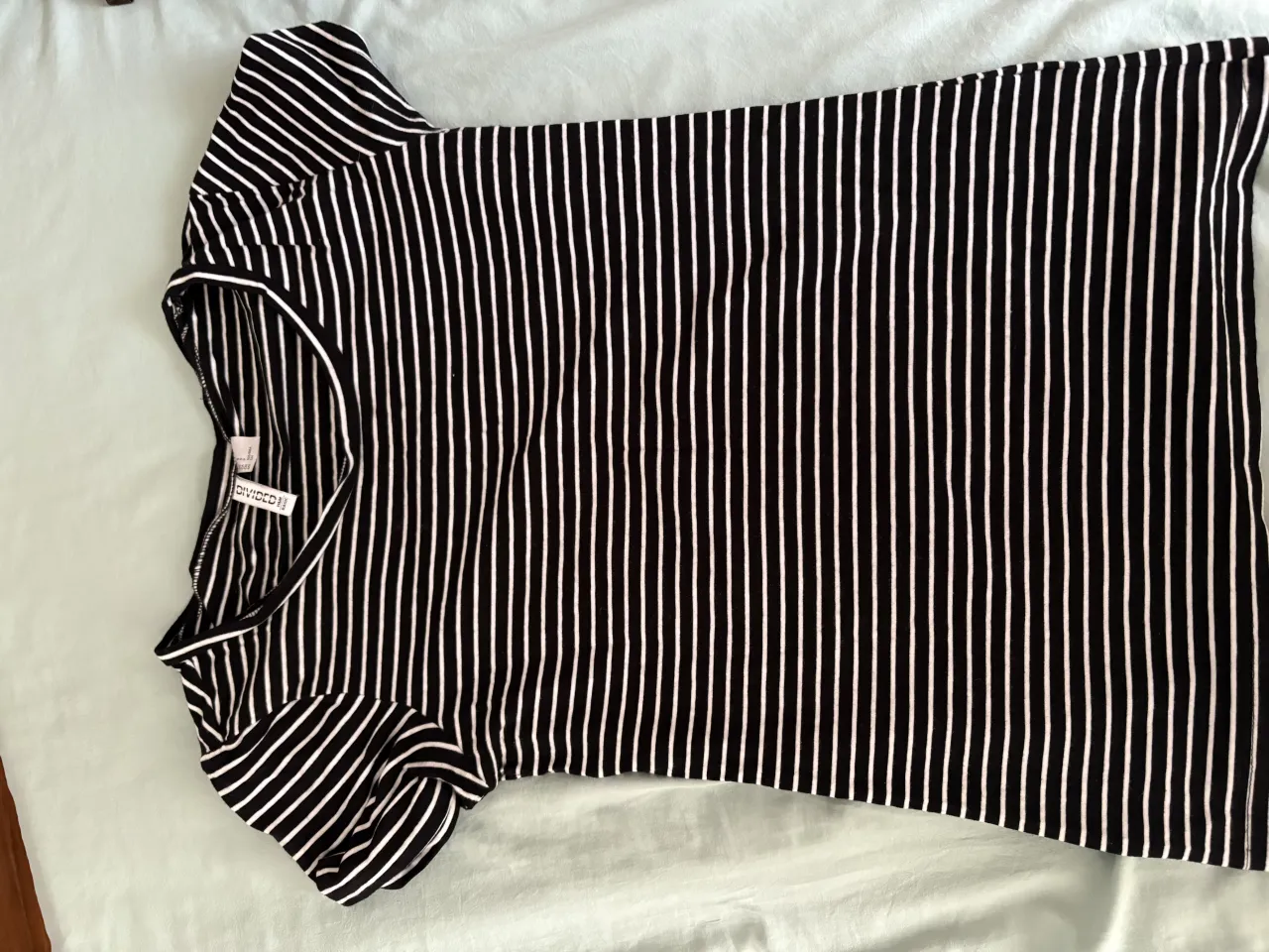 Remera a rayas verticales blancas y negras.