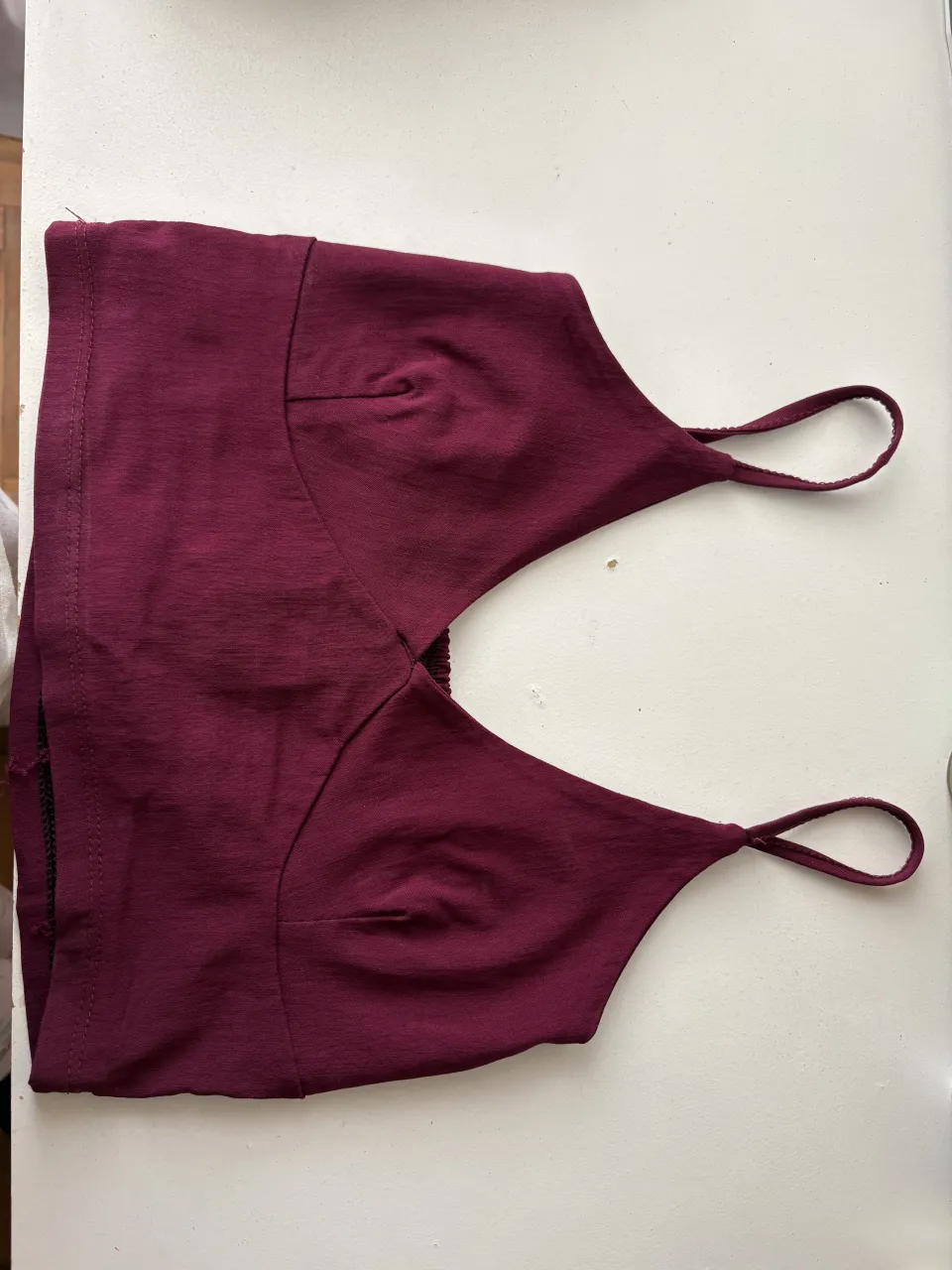 Musculosa de color bordo con tiras finas.